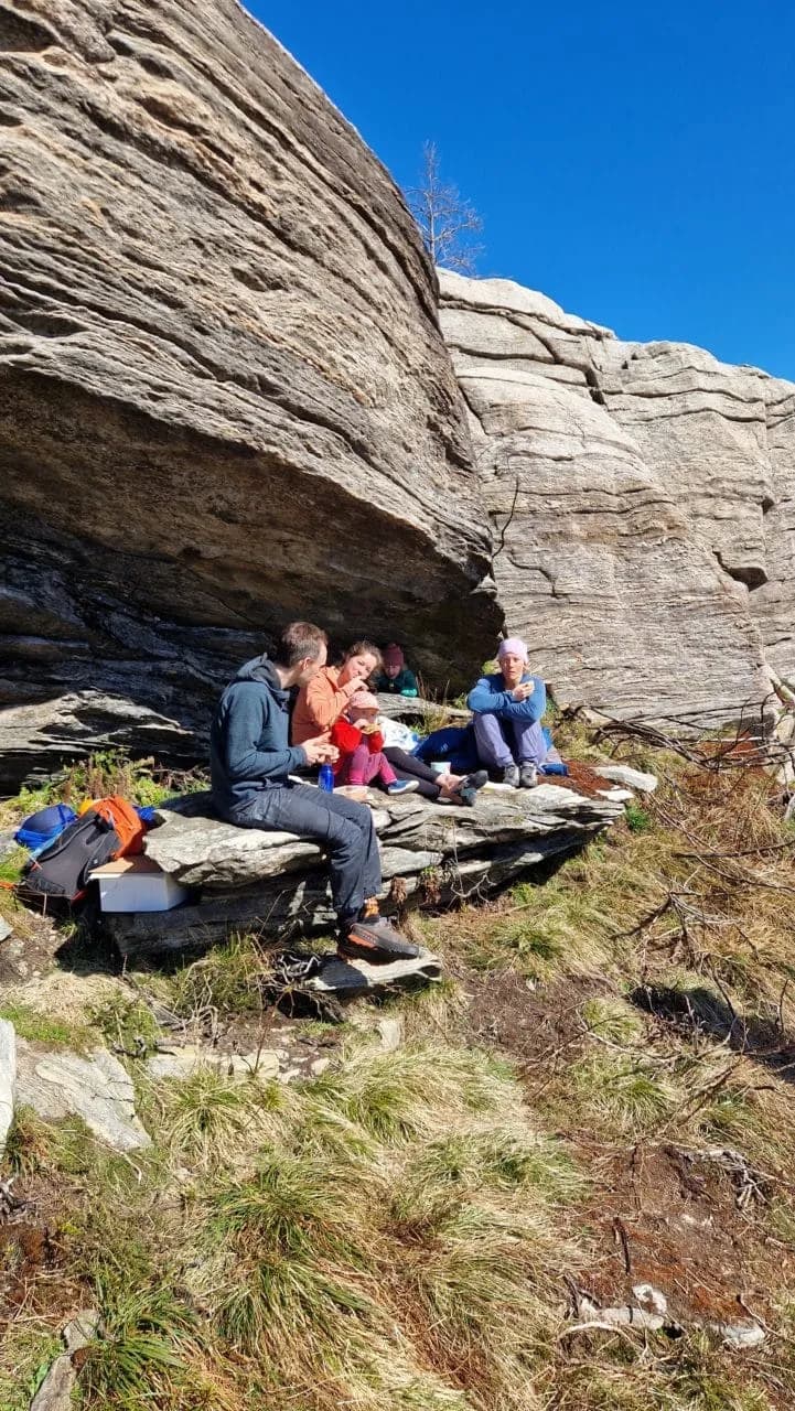 pause for tre personer ved buldreklippene