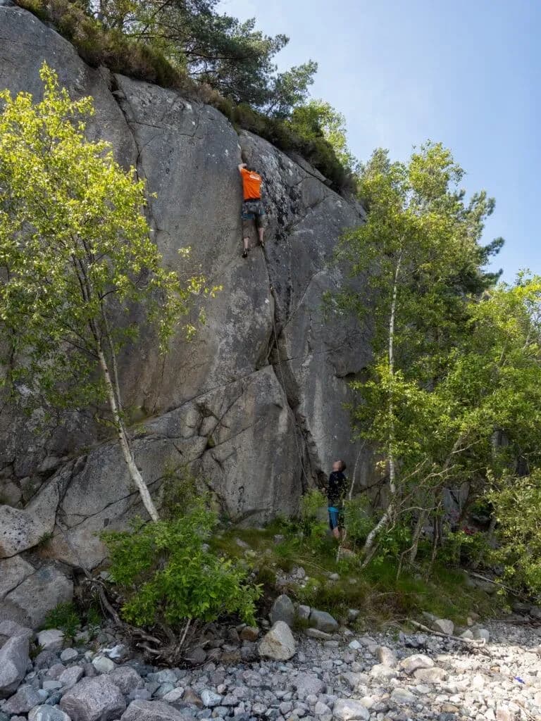 en person i klatreveggen høyt oppe