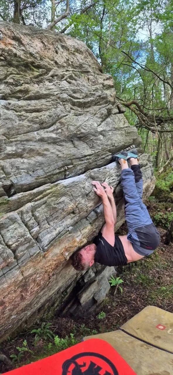 buldrer som henger opp-ned på buldrestein