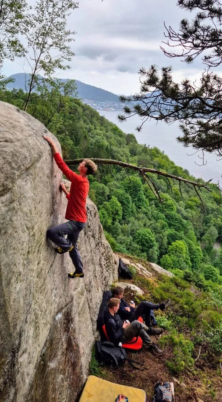 buldrer mot toppen av klippen