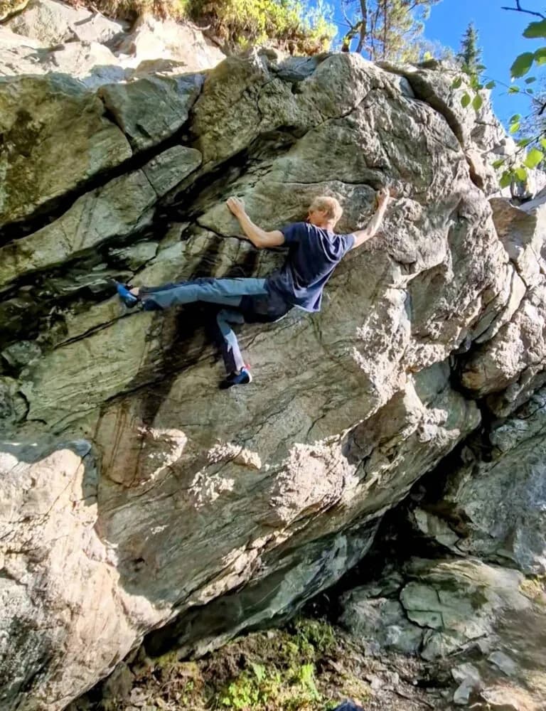 buldrer på en klippe