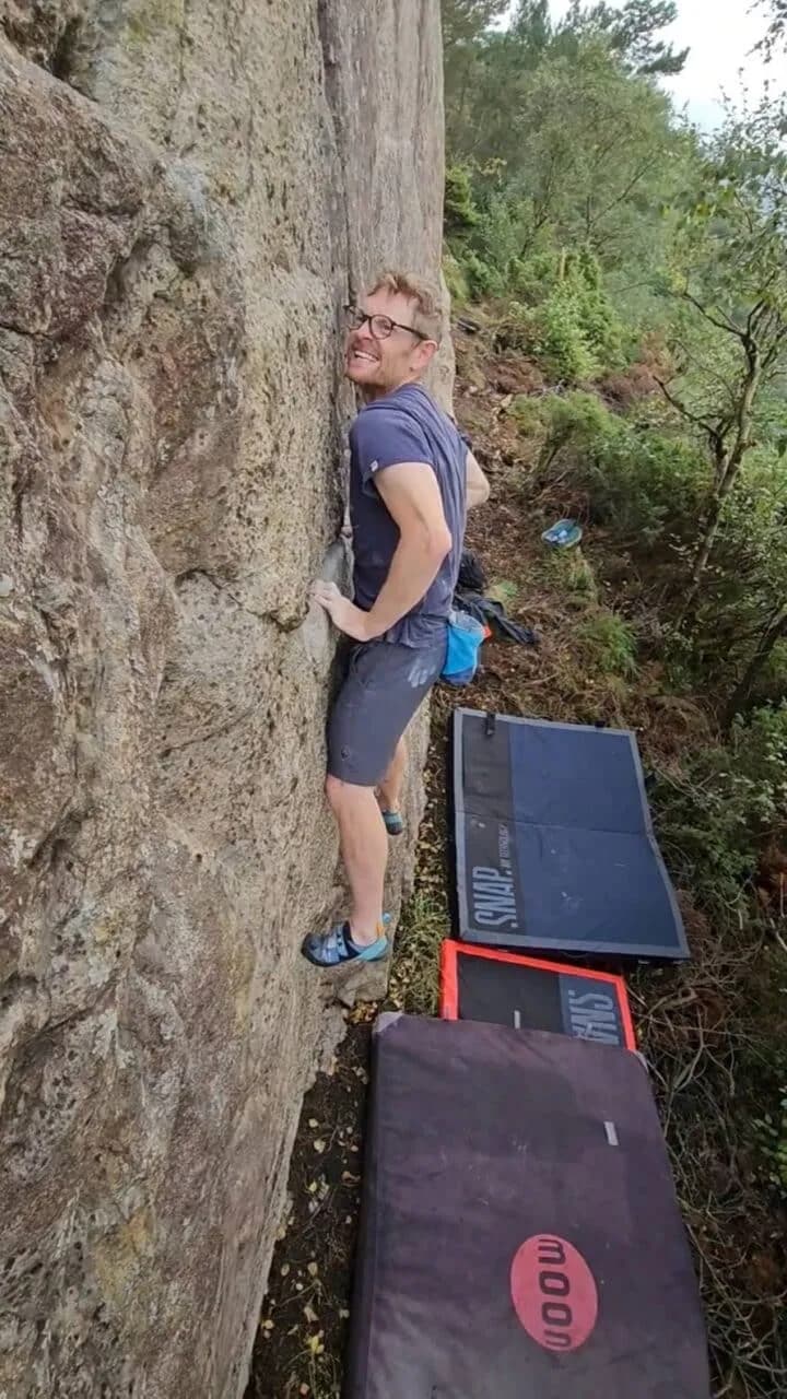 buldrer som balanserer på små tak