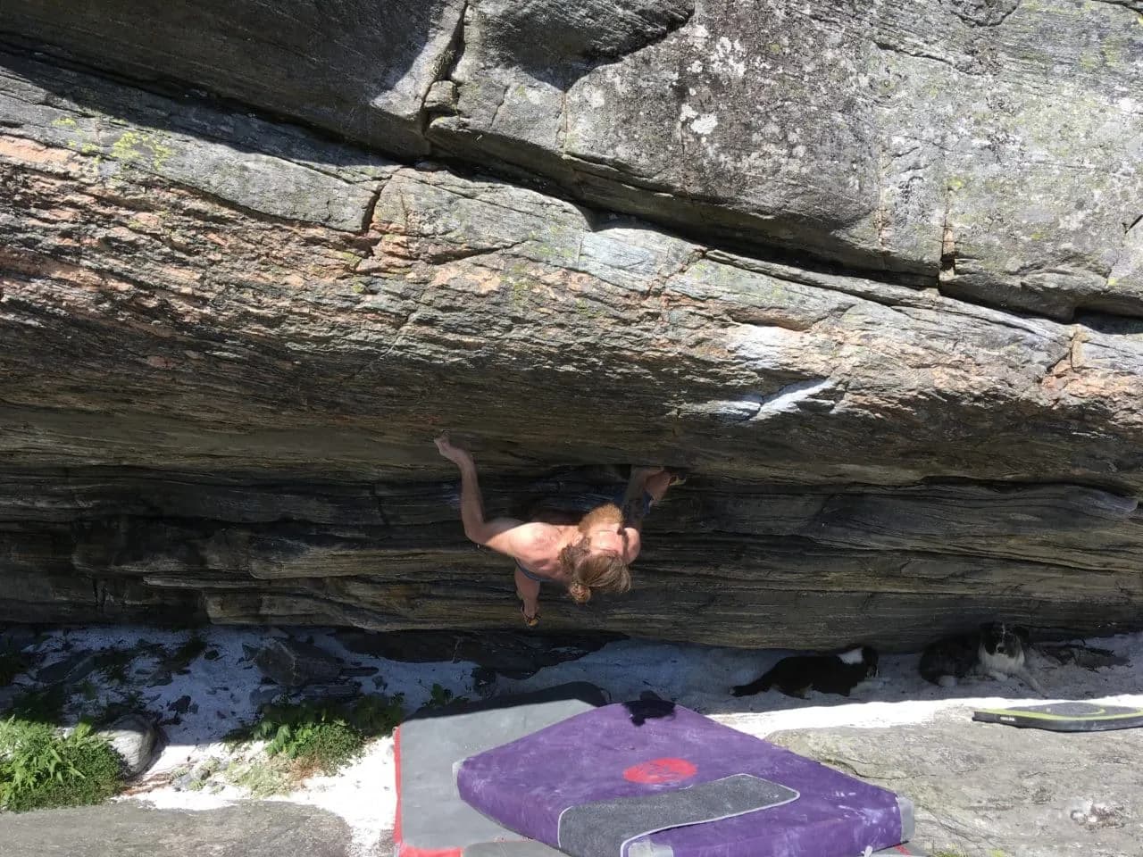 Klatrer som buldrer på overhengende klippe