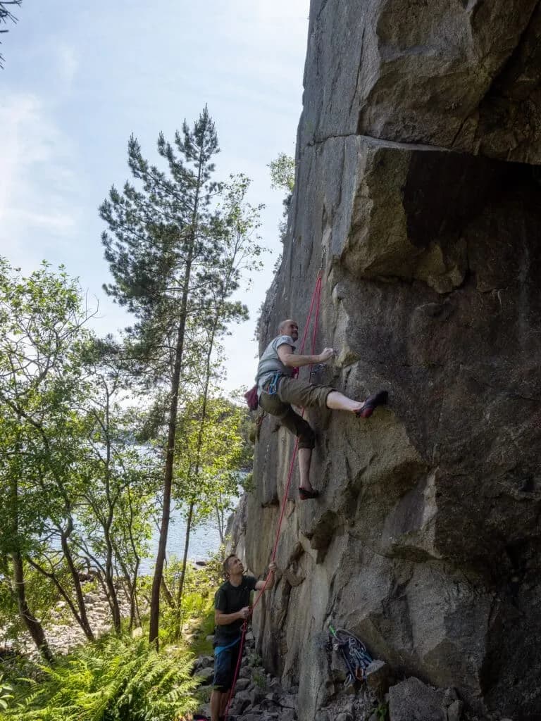 Person som klatrer i veggen på klatrefeltet fergeveggen