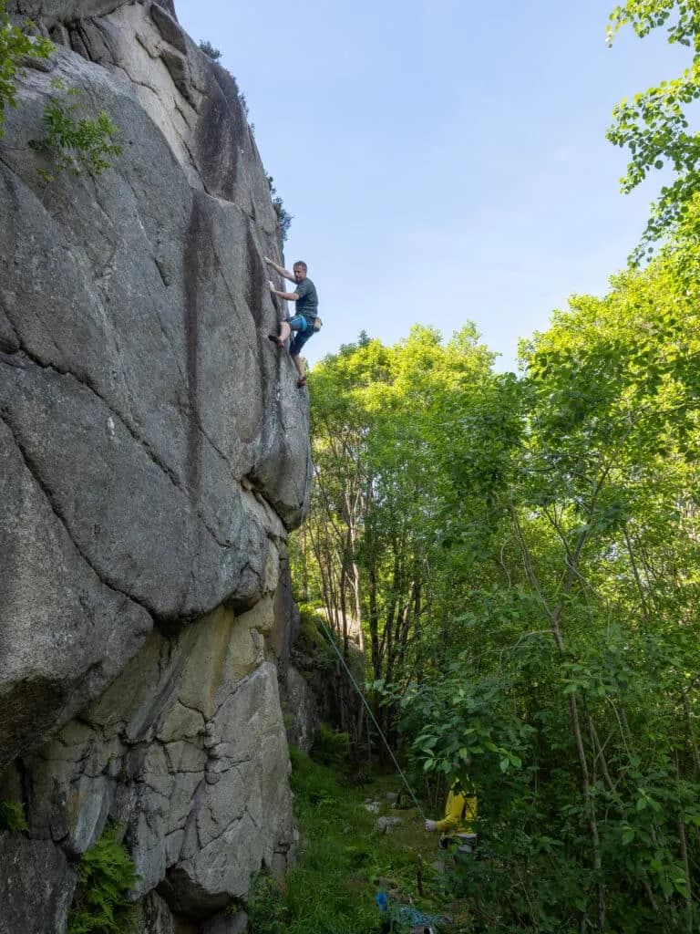 Klatrer i toppen av en rute på klatrefeltet fergeveggen