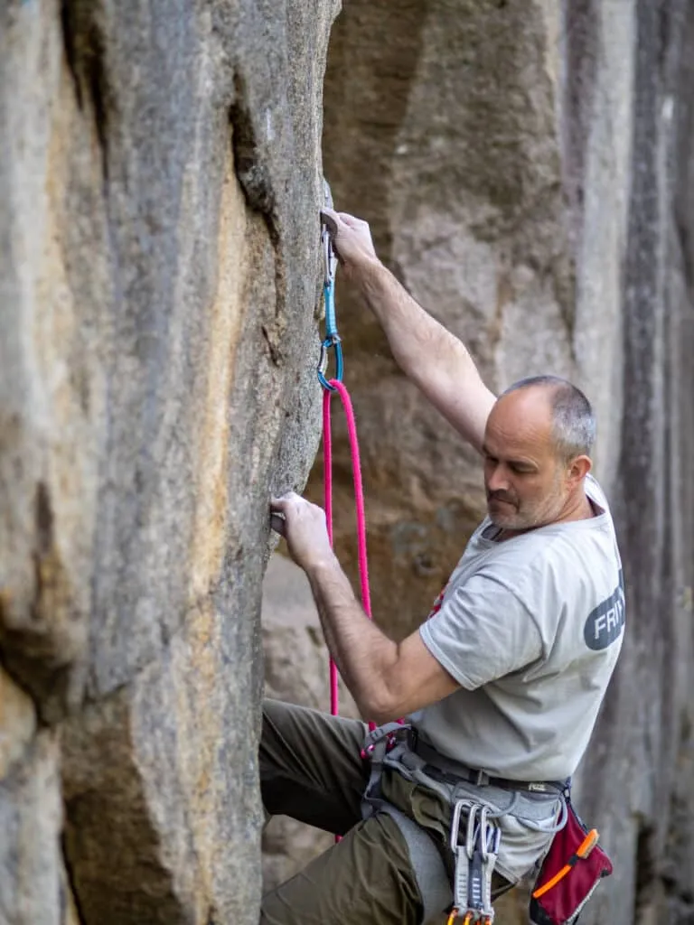 nærbilde av person i klatreveggen