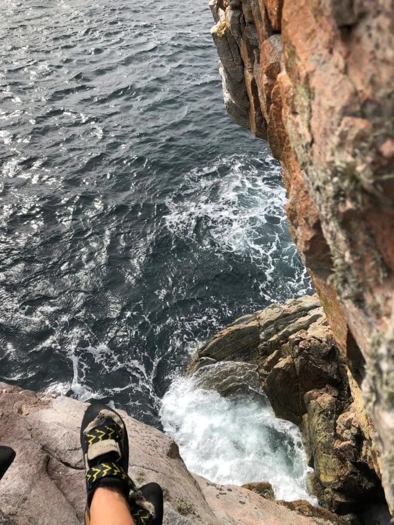 Utsikt ned på sjøen fra toppen av en klatrerute