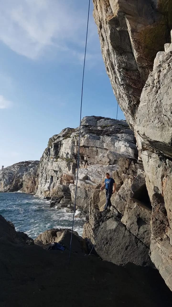 Bratt klippe med overheng ved sjøen
