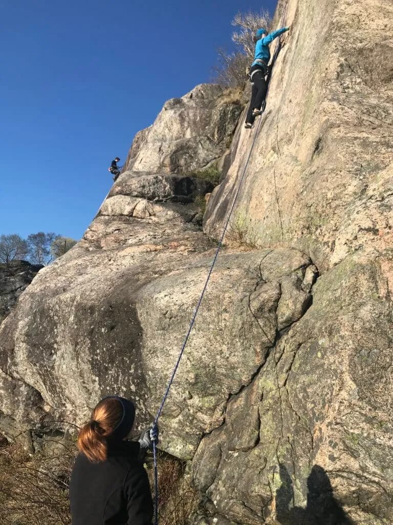 Klatrer i veggen på klatrefeltet Helleneset