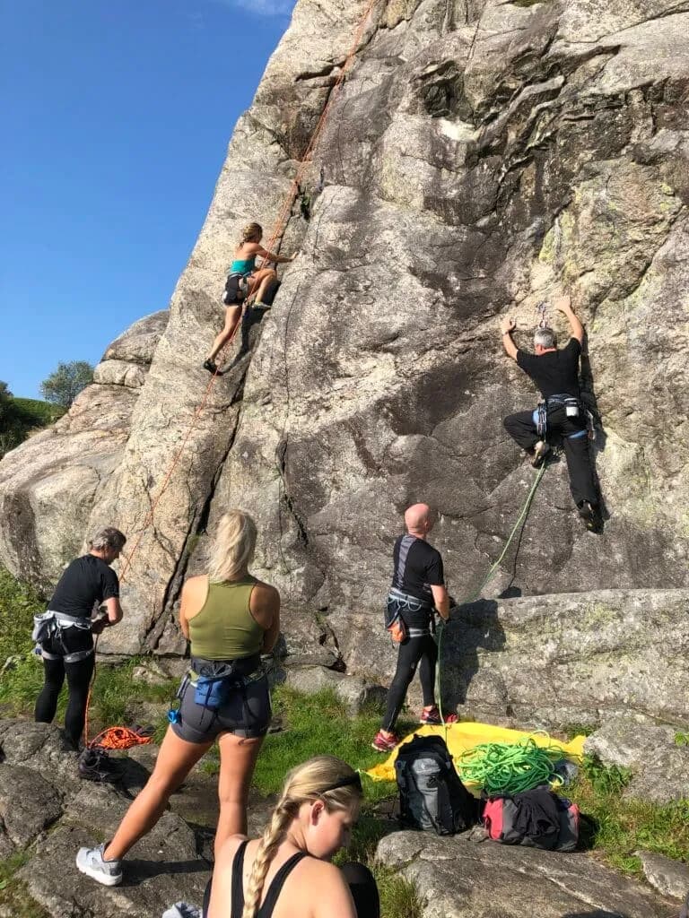 Mange klatrere på klatrefeltet Helleneset