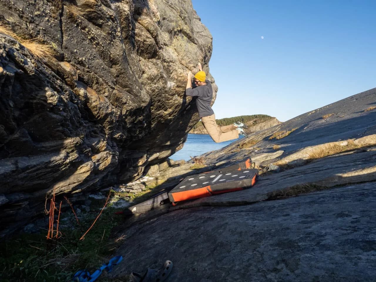 Klatrer som buldrer på klippe