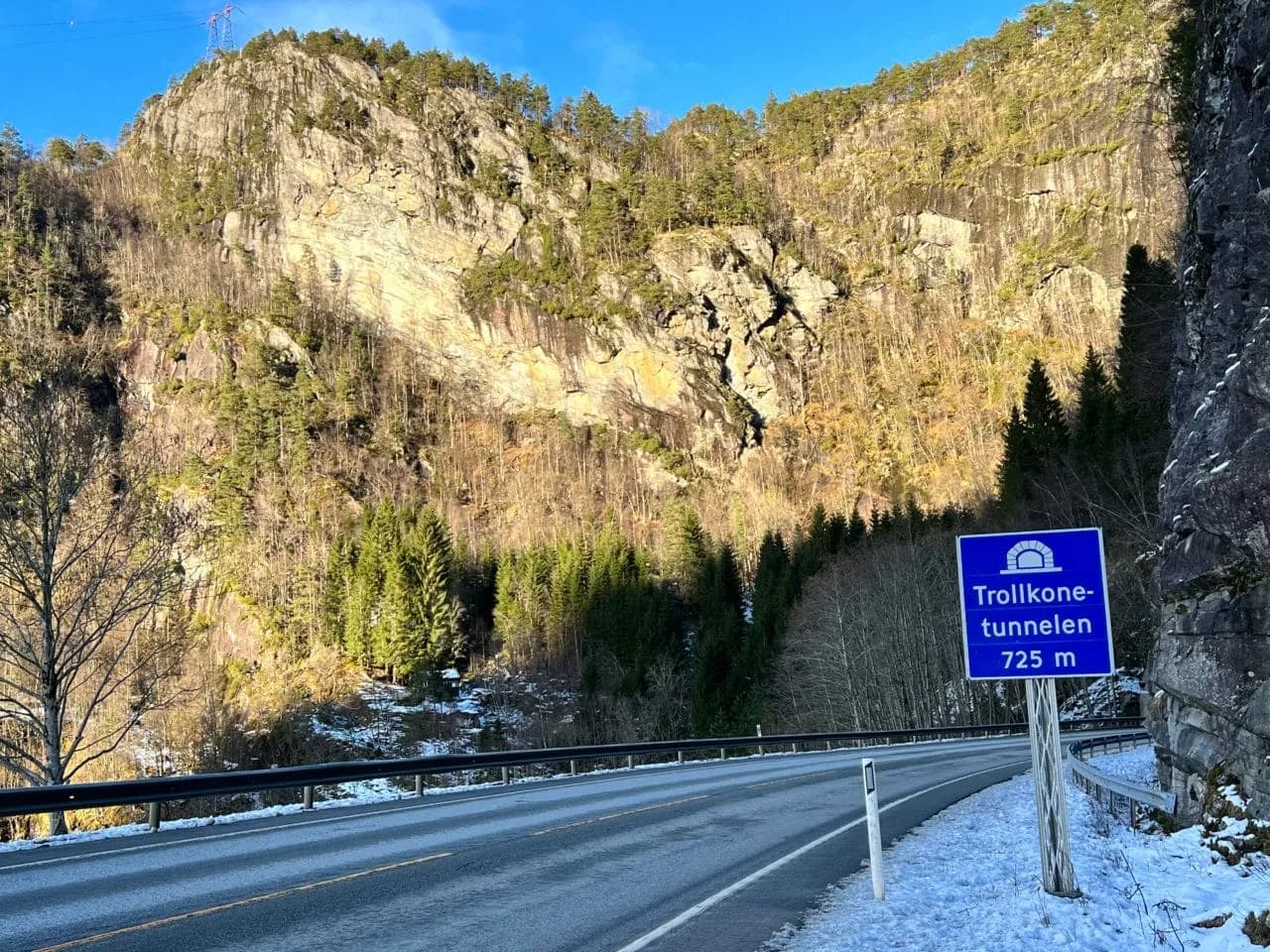 Skilt ved veien der det står Trollkonetunnelen