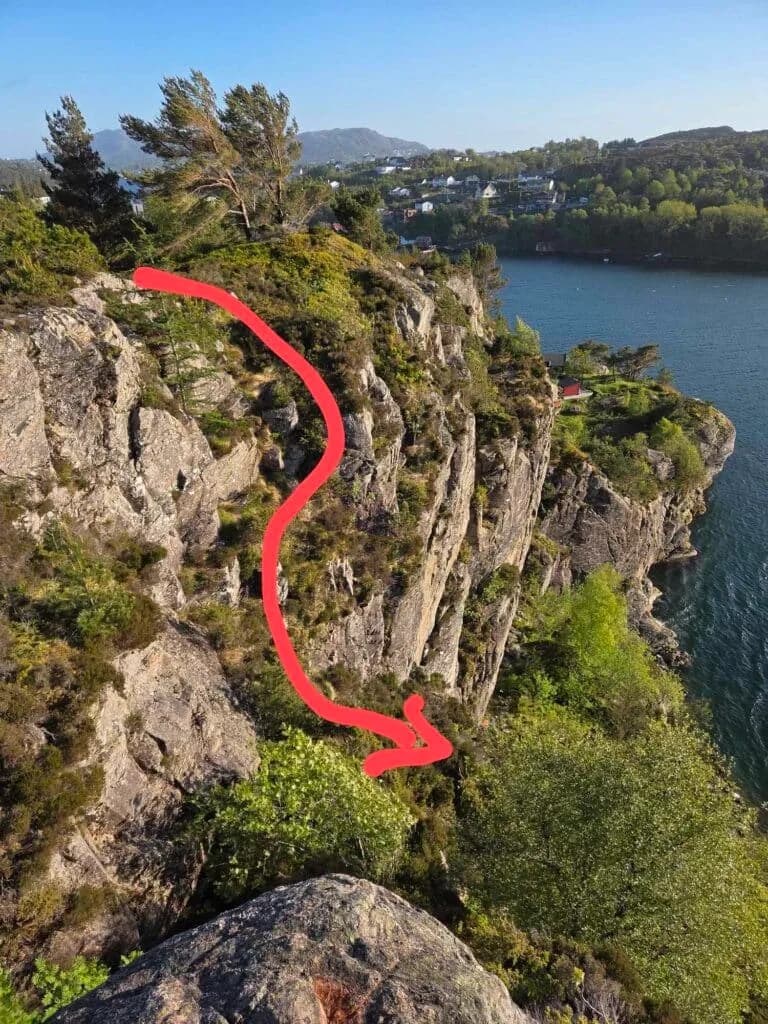 Pil som viser hvor anmarsjen til feltet går.